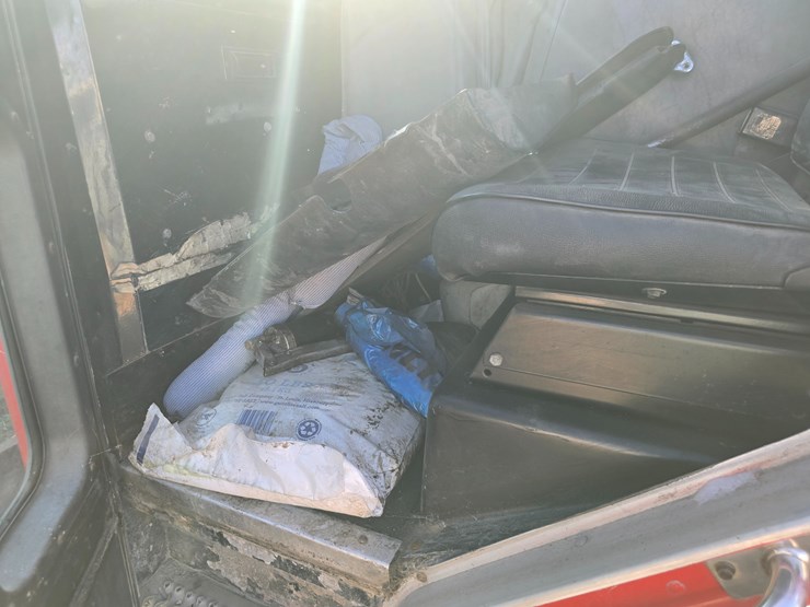 2001-peterbilt-320-image-40