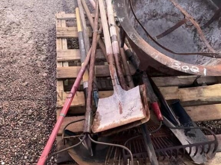 pallet-of-asst-yard-tools-&-fire-pit-image-6