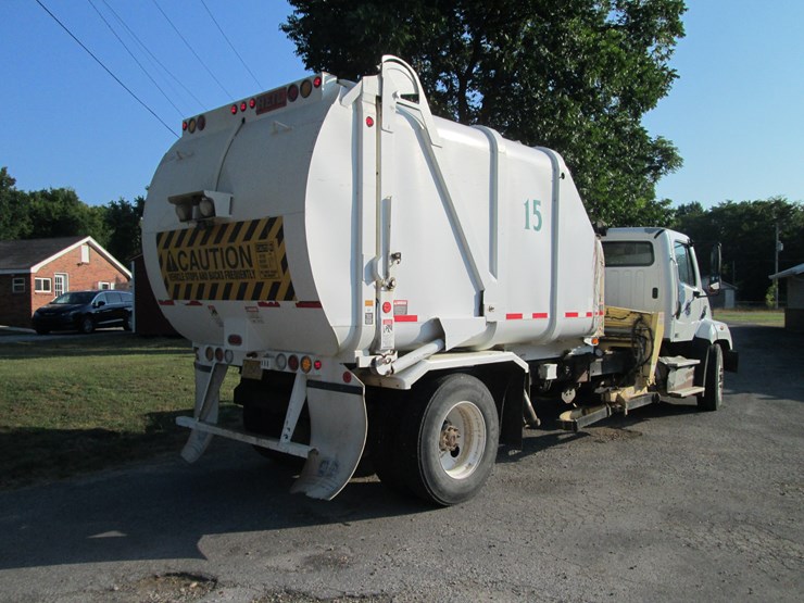 2016-freightliner-108sd-image-3