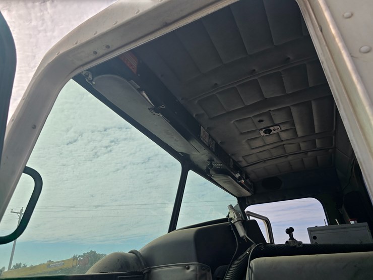 2003-peterbilt-320-image-69