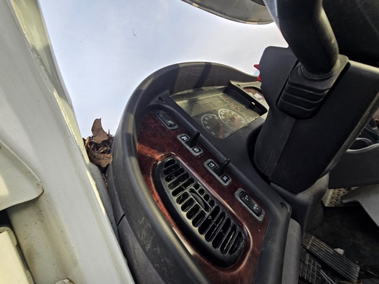 2019-freightliner-m2-106-image-45