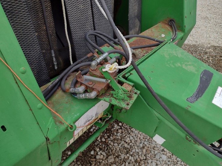 john-deere-335-image-15