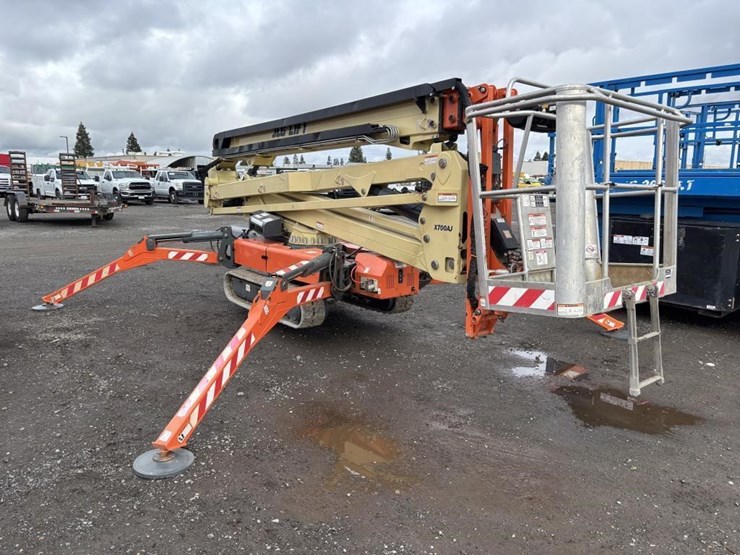 2014-jlg-x700aj-image-2