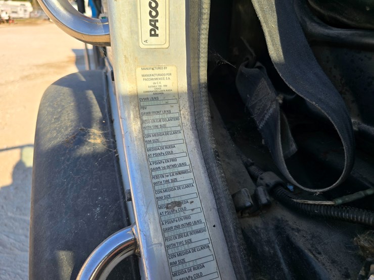 2013-peterbilt-320-image-39