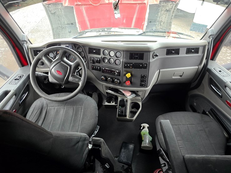 2017-peterbilt-579-image-95
