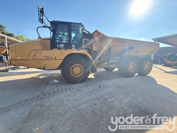 caterpillar-725-image-2