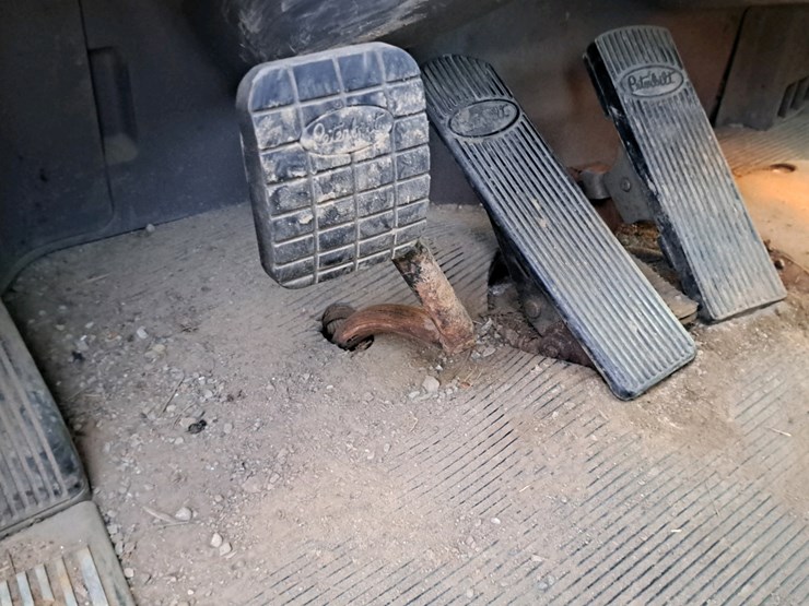 2010-peterbilt-386-image-17