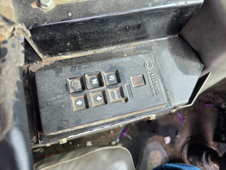 2003-peterbilt-320-image-66