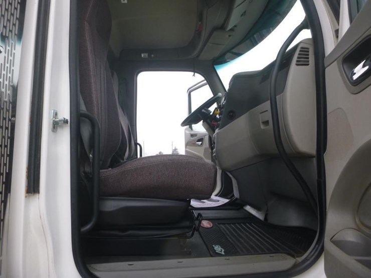 2019-peterbilt-567-image-15