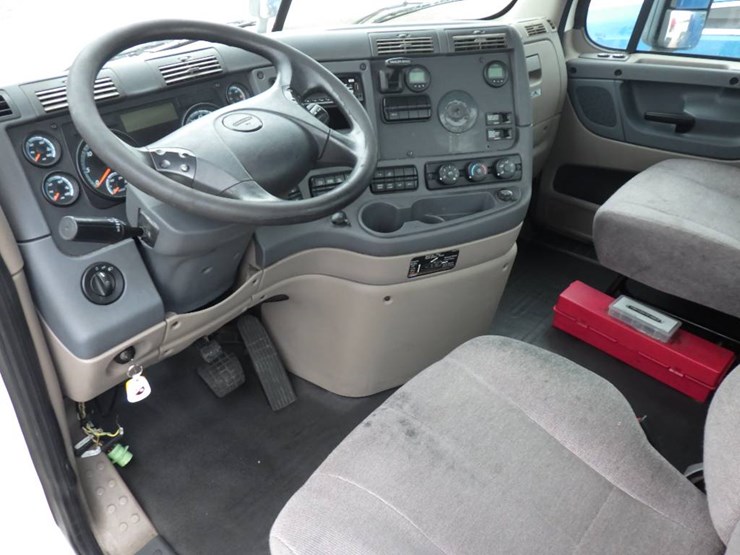 2018-freightliner-cascadia-125-image-12