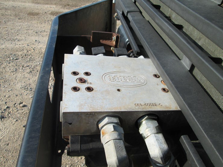 2016-freightliner-108sd-image-22