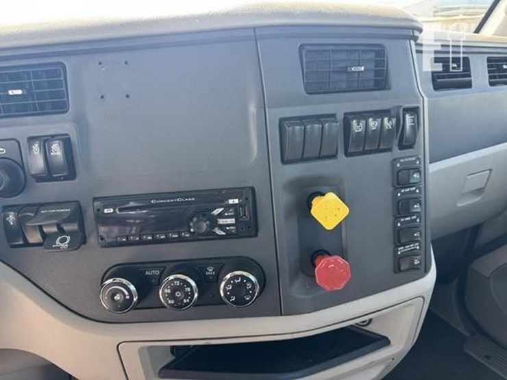 2019-peterbilt-579-image-8