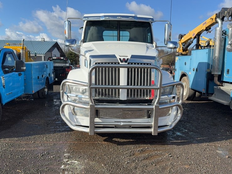 2018-western-star-5700xe-image-2