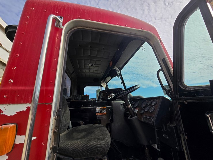 2003-peterbilt-320-image-50