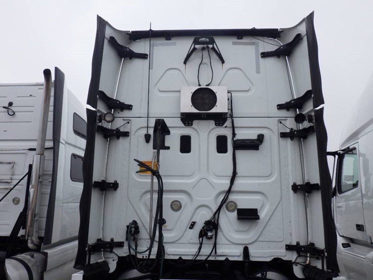 freightliner-cascadia-125-image-10