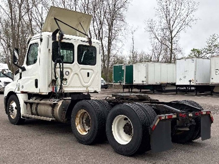 2020-freightliner-cascadia-126-image-2