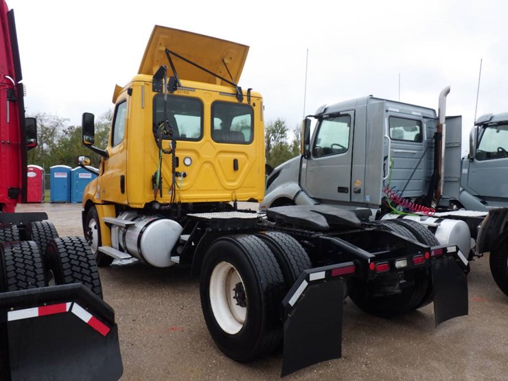2020-freightliner-cascadia-126-image-13