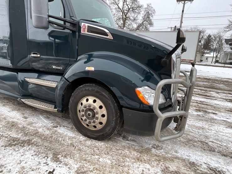 2020-kenworth-t680-image-8