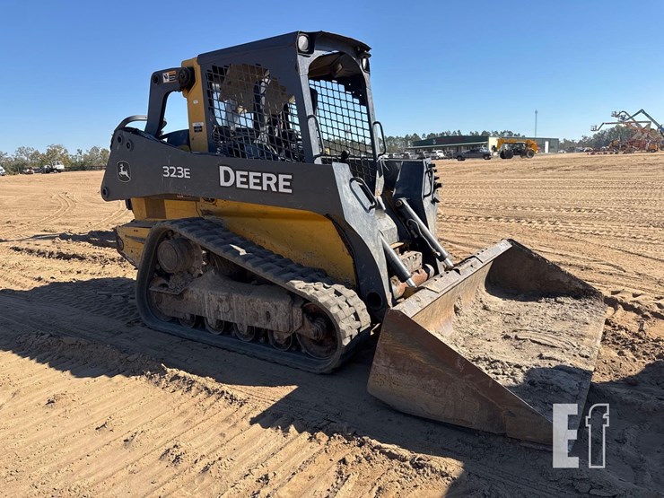 2017-deere-323e-image-4