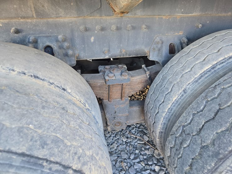 2001-peterbilt-320-image-46