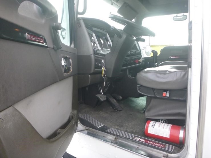 2012-kenworth-t800-image-11