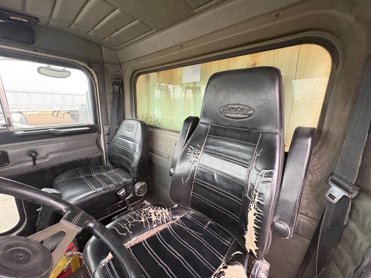 2000-peterbilt-378-image-13