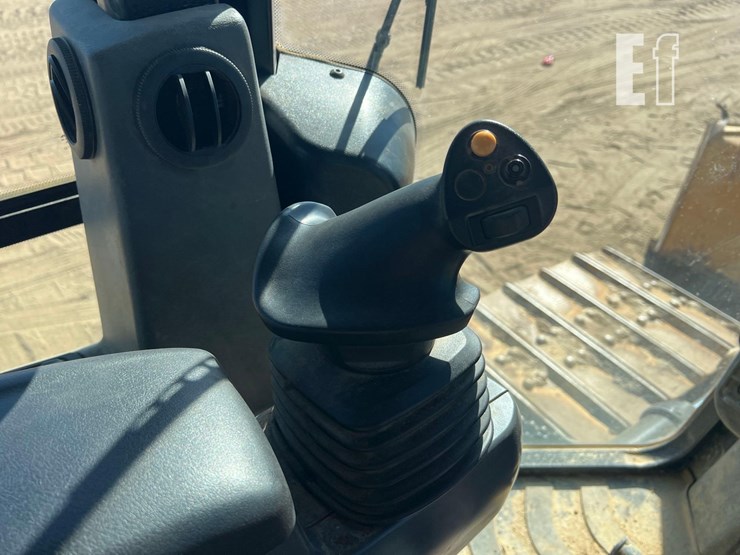 2022-caterpillar-d3-lgp-image-36