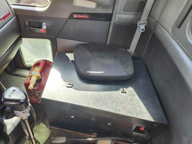 2011-kenworth-t800-image-23