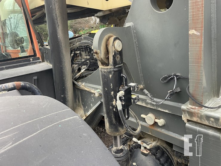 2011-jlg-g10-55a-image-23