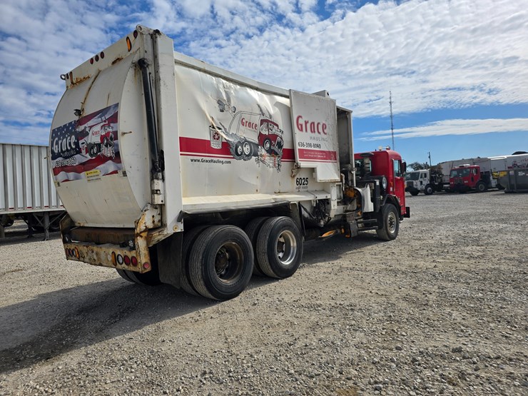 2005-peterbilt-320-image-17