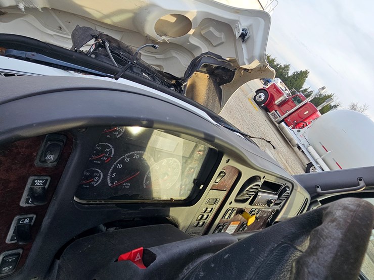 2019-freightliner-m2-106-image-43