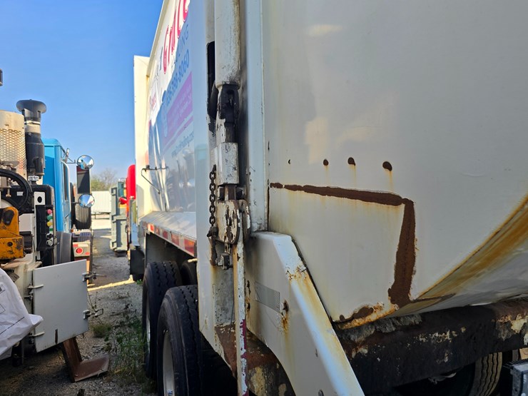 2002-peterbilt-320-image-16