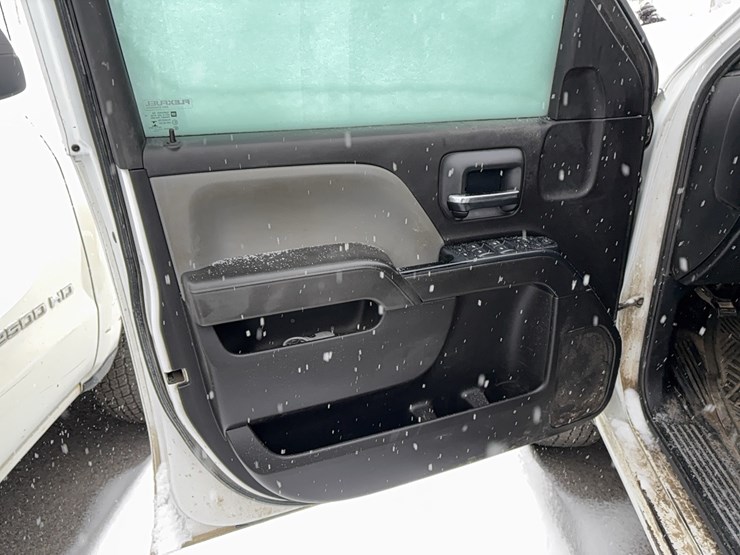 2017-chevrolet-2500hd-image-15