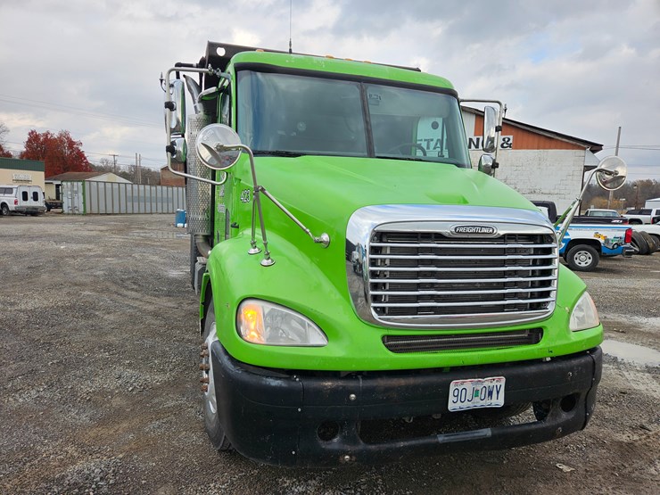 freightliner-columbia-112-image-28