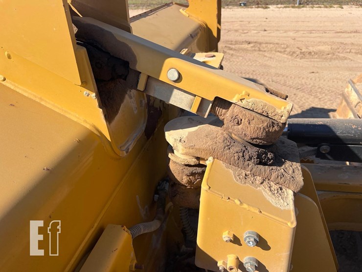 2022-caterpillar-d3-lgp-image-13