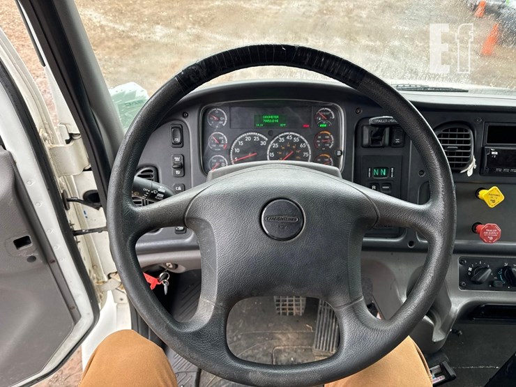 freightliner-business-class-m2-106-image-17