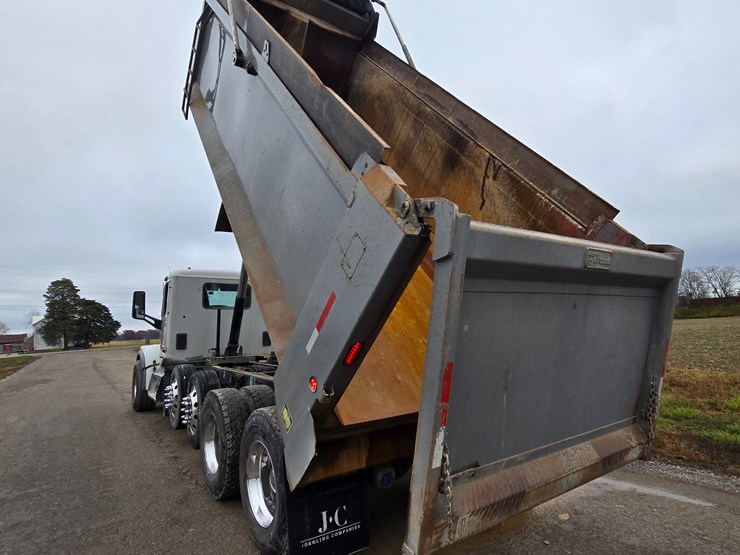 2020-peterbilt-567-image-64