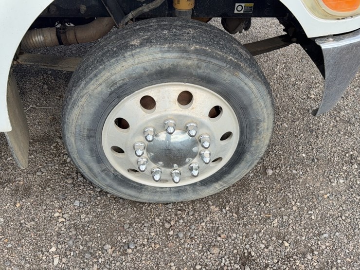 2007-peterbilt-335-image-5