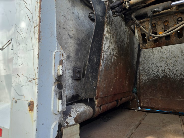 2002-peterbilt-320-image-55