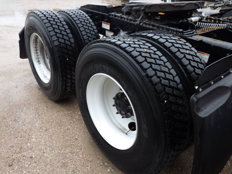 freightliner-cascadia-126-image-5