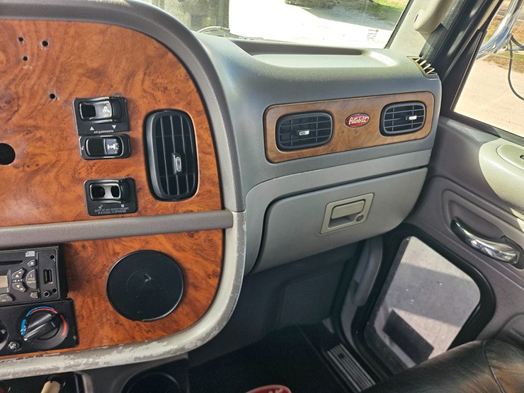 2009-peterbilt-365-image-74