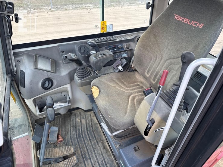 takeuchi-tb235-2-image-28