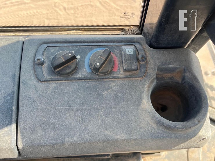 2013-caterpillar-d5k2-lgp-image-36