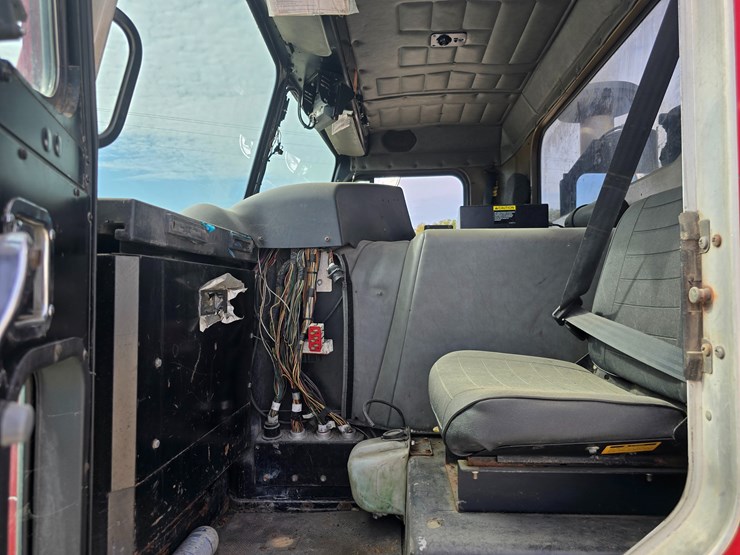 2003-peterbilt-320-image-70