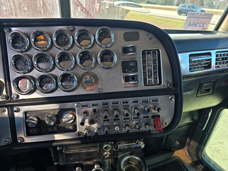 2005-peterbilt-379-image-86