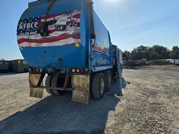 2013-peterbilt-320-image-17