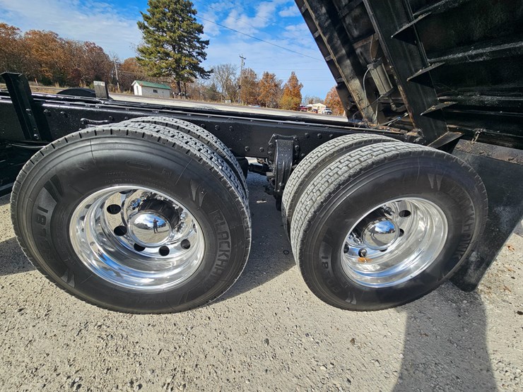 2009-peterbilt-365-image-87