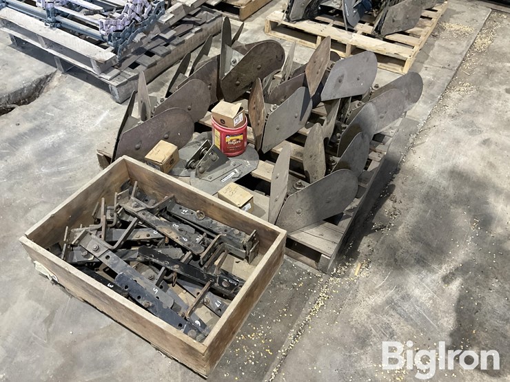 hiniker-16-row-hiller/ridger-attachments-image-1