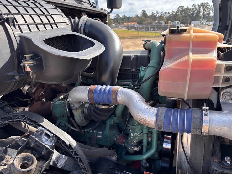 volvo-vnl64t300-image-15