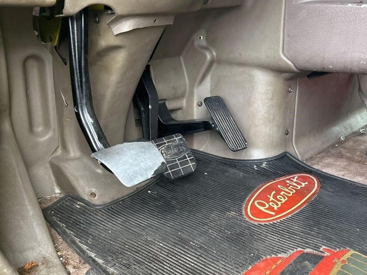 peterbilt-384-image-25